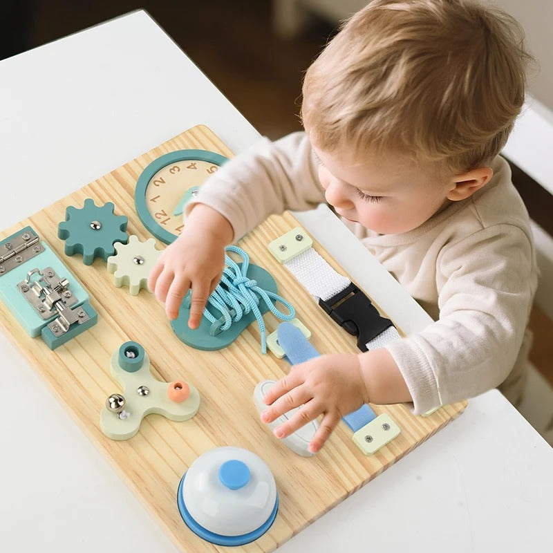 garcon joue busy board bleu