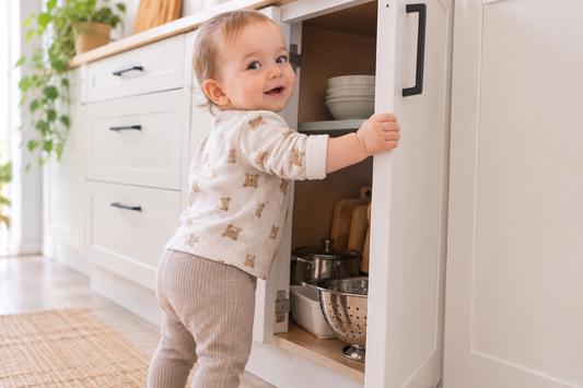 bebe ouvre tous les placards