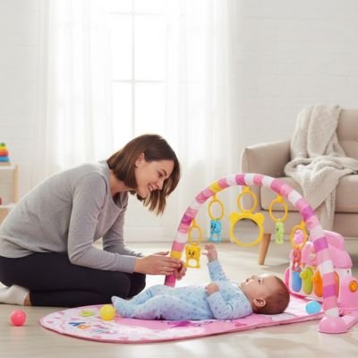 bebe boy decouvre tapis eveil