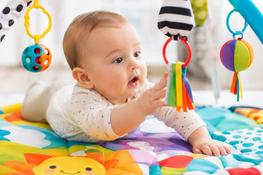 bebe decouvre les couleurs