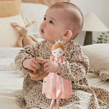 bebe tient princesse amie rosy