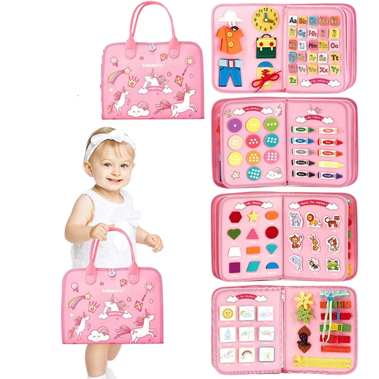 busy board fillette tient tableau licorne