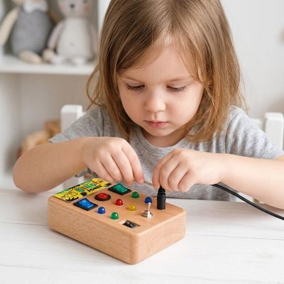 Busy board​ petit fillette joue seule