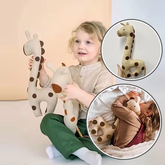 Doudou cerf joue avec enfant