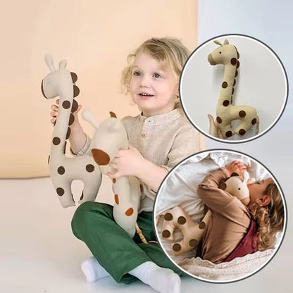 Doudou cerf joue avec enfant