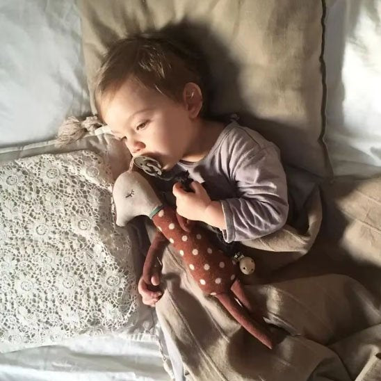 Doudou faon dort avec bebe