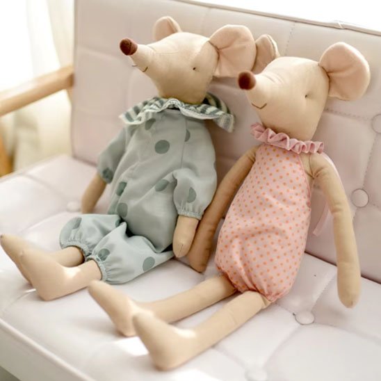 Doudou fille et garcon au salon