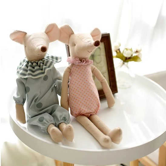 Doudou fille et gqrcon sur table
