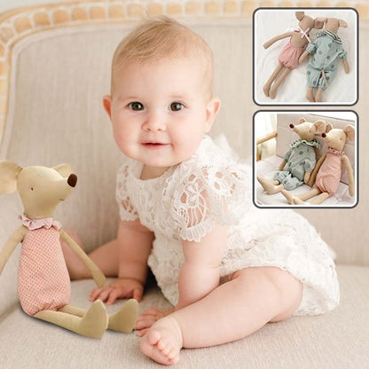 Doudou fille joue avec bebe