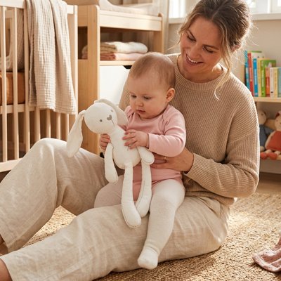 Doudou lapin blanc moment calin avec maman
