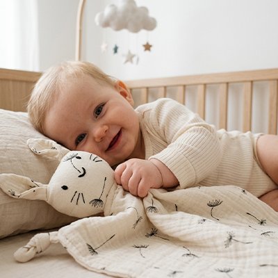doudou lapin moment calin avec bebe