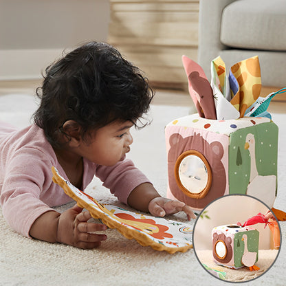 fillette decouvre jouet bebe