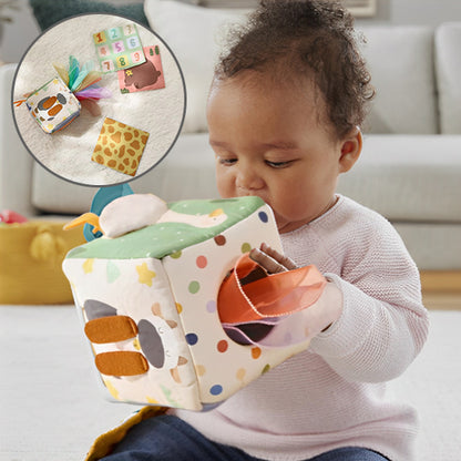 fillette teste jouet bebe