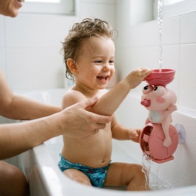 Jouet baignoire bebe heureux joue