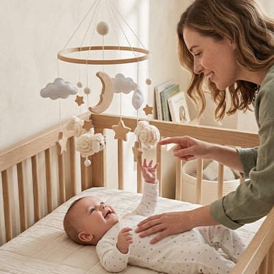 Mobile bébé astres maman explique