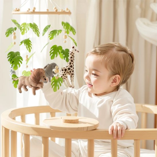 Mobile bébé boy joue avec Lion