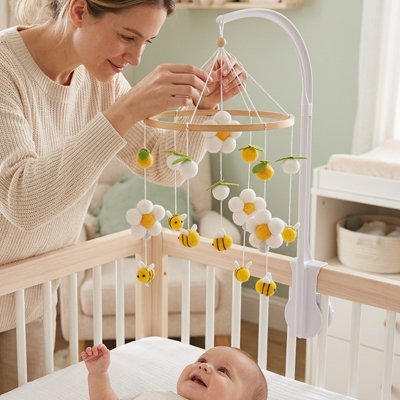 Mobile bébé boy maman joue aussi