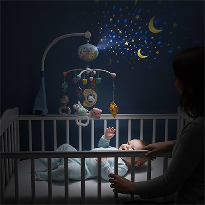 Mobile bébé boy observe ses amis
