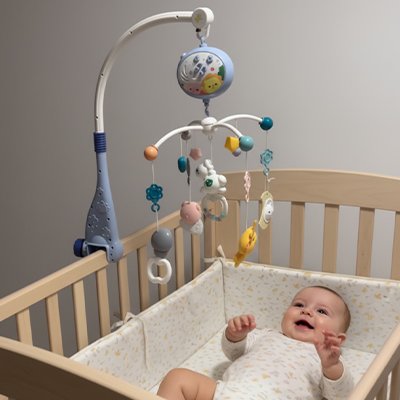 Mobile bébé garçon sourit amis