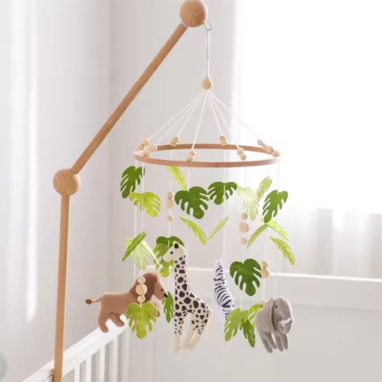 Mobile bébé jungle présentation fond blanc