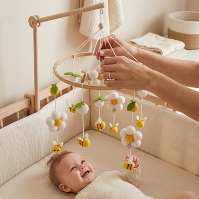 Mobile bébé souriant mains maman