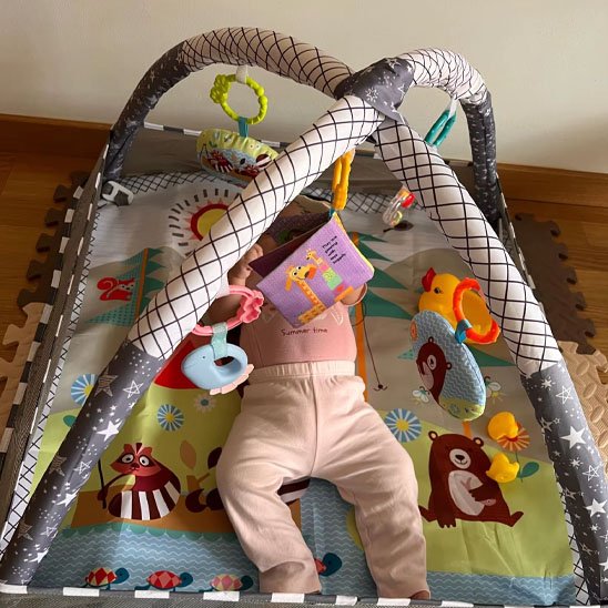 tapis d'éveil gris bebe face livre