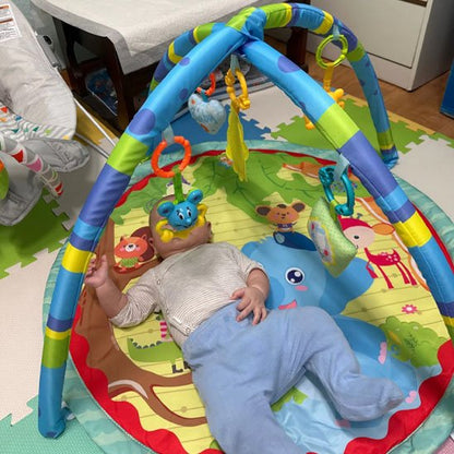 tapis d'éveil jungle bebe sur dos