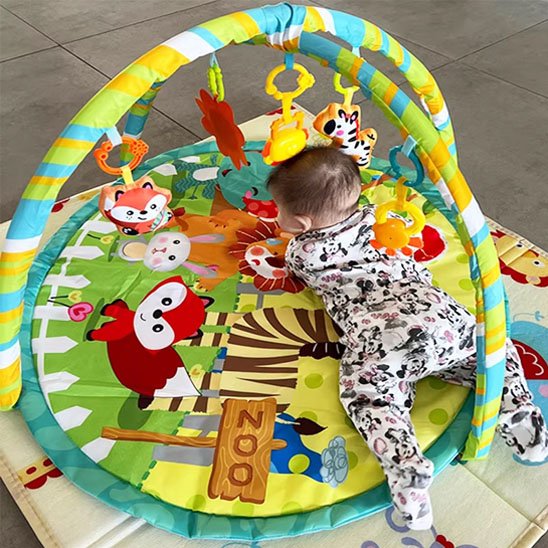 tapis d'éveil zoo bebe sur ventre