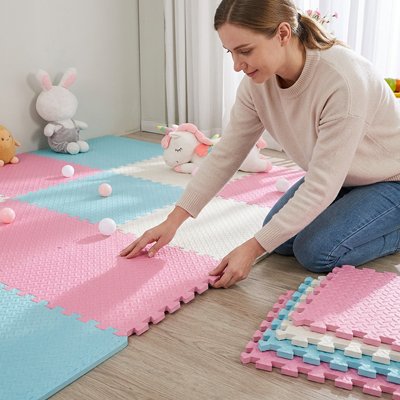 Tapis mousse puzzle maman installe