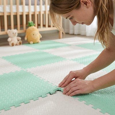 Tapis mousse puzzle maman installe